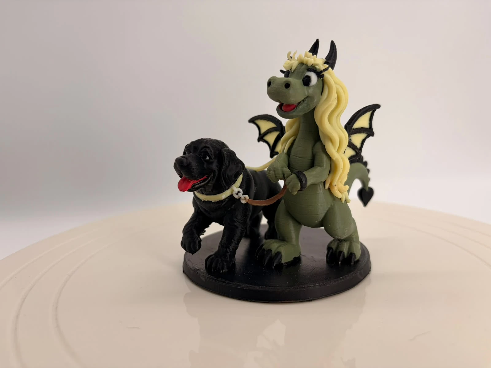 Dieselbe Drachenfigur mit Hund von der Seite, mit Flügeln und Herzschwanz